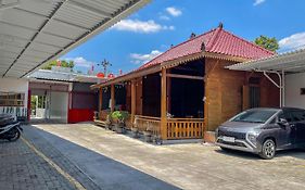 RedDoorz Plus near Alun Alun Kota Blora